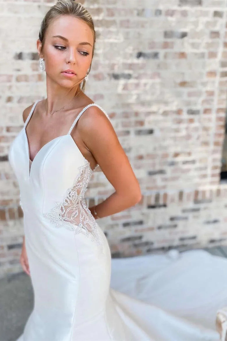 Vestido de novia largo de corte trompeta con escote en V y espalda abierta.